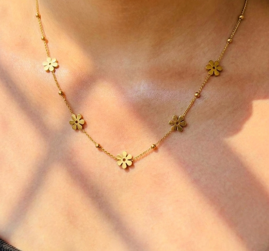 Elegant Floral Charm Daisy Gold Necklace for Women – Anti Tarnish, Lightweight & Skin-Friendly