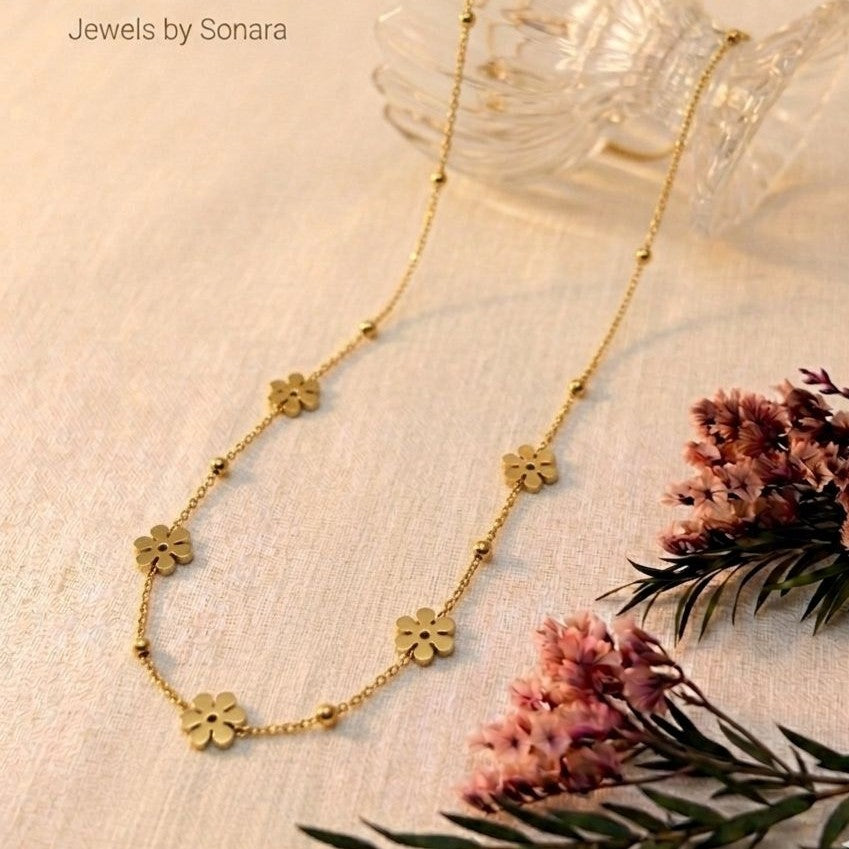 Elegant Floral Charm Daisy Gold Necklace for Women – Anti Tarnish, Lightweight & Skin-Friendly