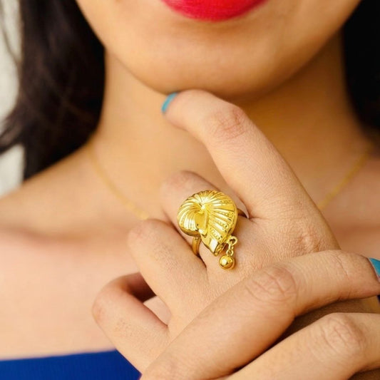 Elegant Ribbed Shell Statement Ring with Gold Drop Charm – Anti Tarnish, Lightweight & Skin-Friendly