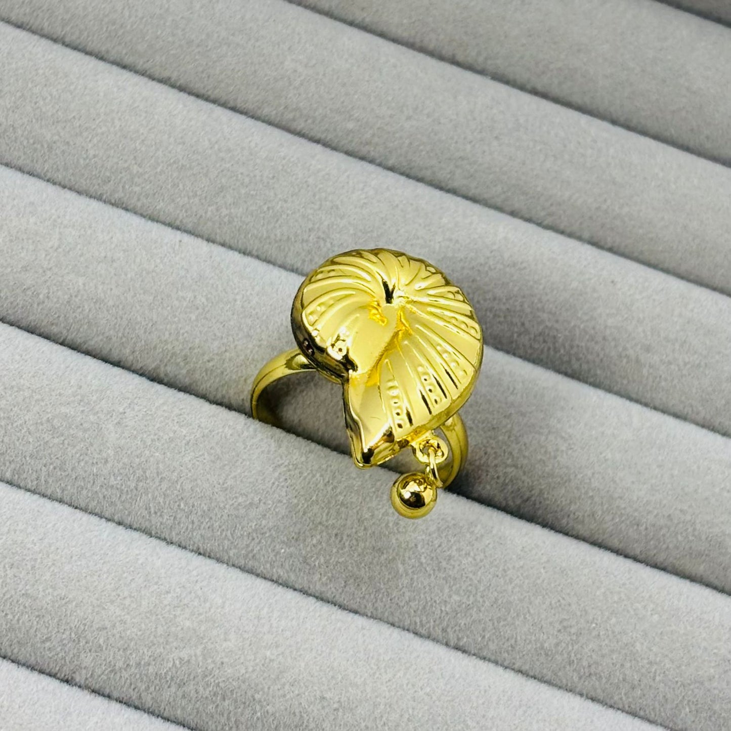 Elegant Ribbed Shell Statement Ring with Gold Drop Charm – Anti Tarnish, Lightweight & Skin-Friendly