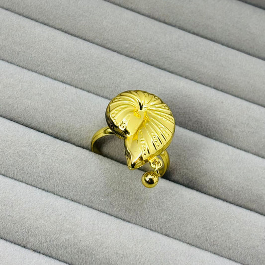 Elegant Ribbed Shell Statement Ring with Gold Drop Charm – Anti Tarnish, Lightweight & Skin-Friendly